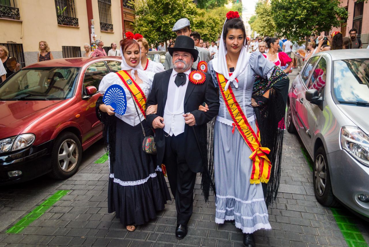 Los ganadores del concurso de personajes castizos acompañan a la procesión de San Lorenzo.