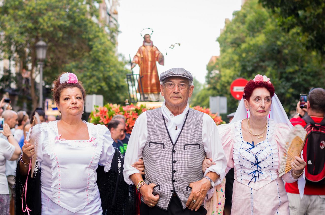 Un grupo de chulapos escoltan a San Lorenzo.