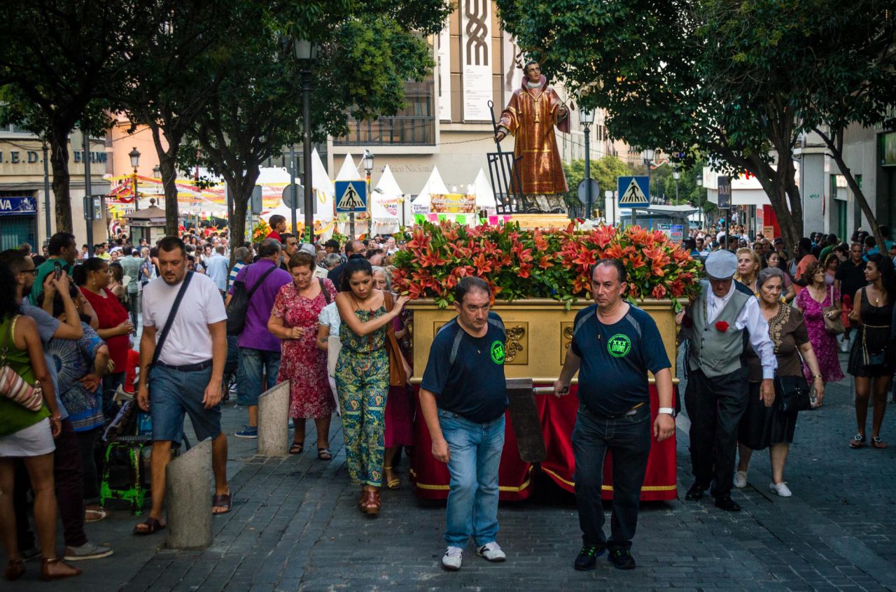 Los costaleros suben la imagen del santo por la plaza de Lavapiés.
