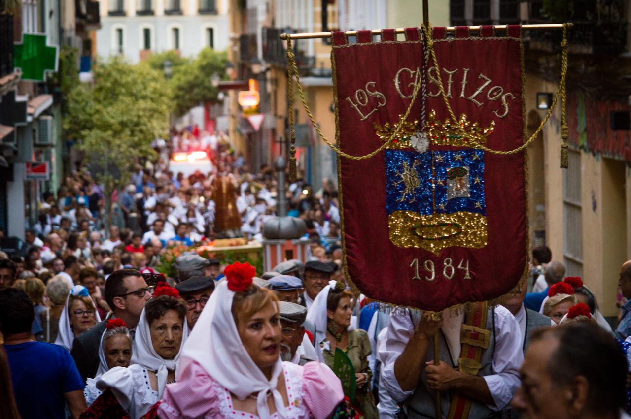 La procesión sube por la calle de la Fe para llegar a la parroquia.