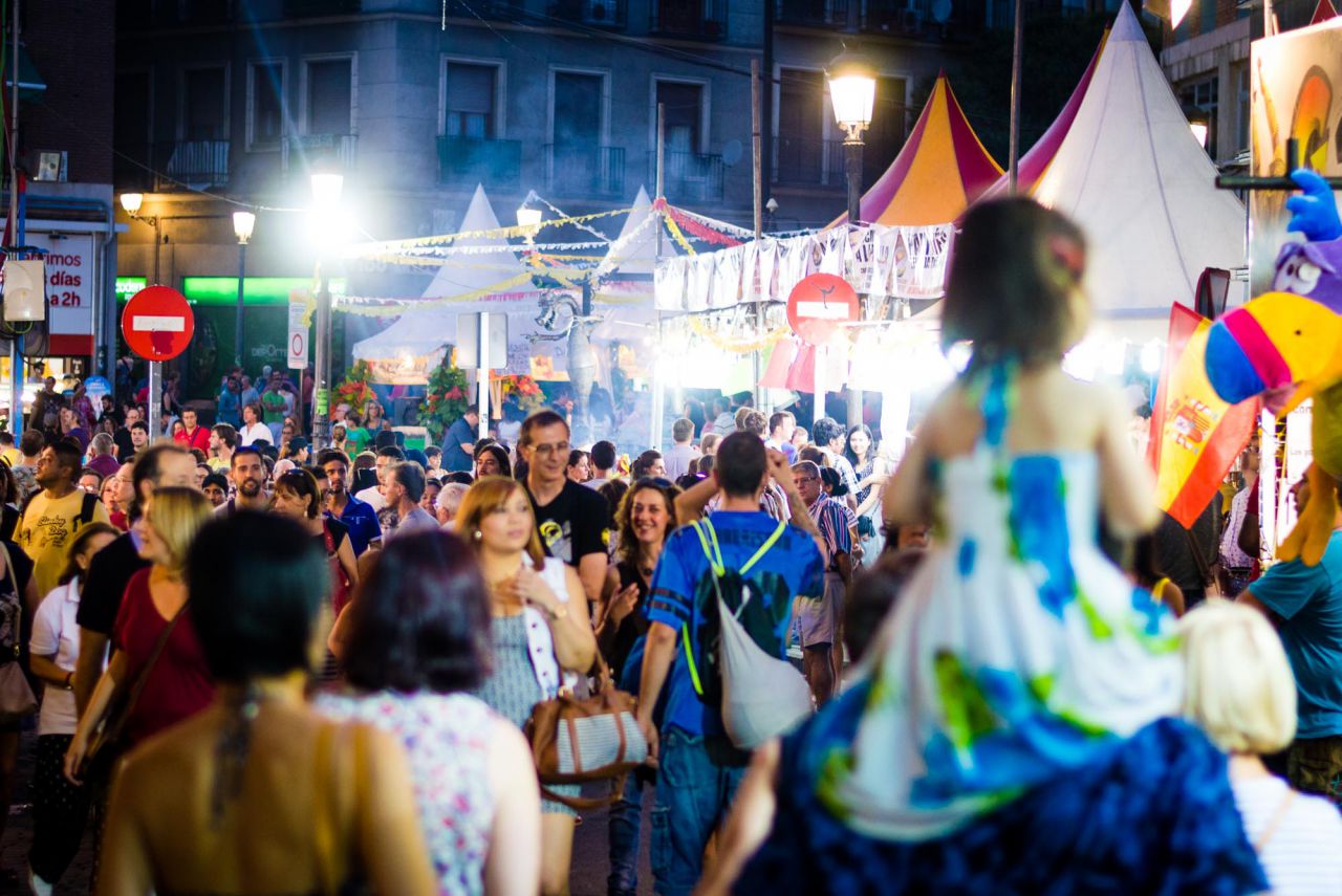 Ambiente festivo en la plaza de Lavapiés.
