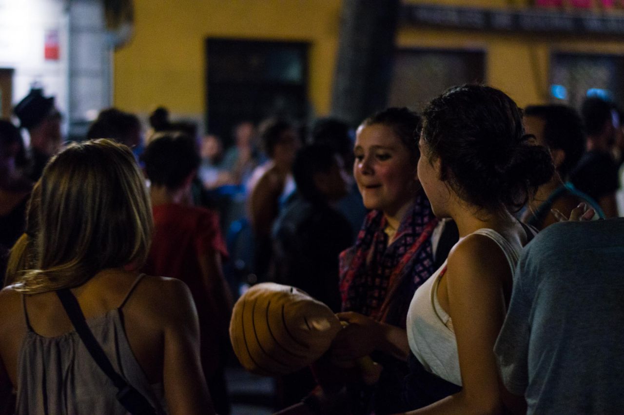 Gente bailando en la calle Argumosa.