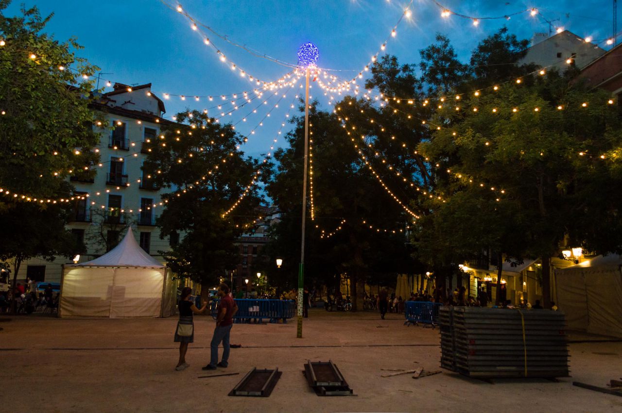 Por la noche se últiman los preparativos en la Plaza de la Paja.