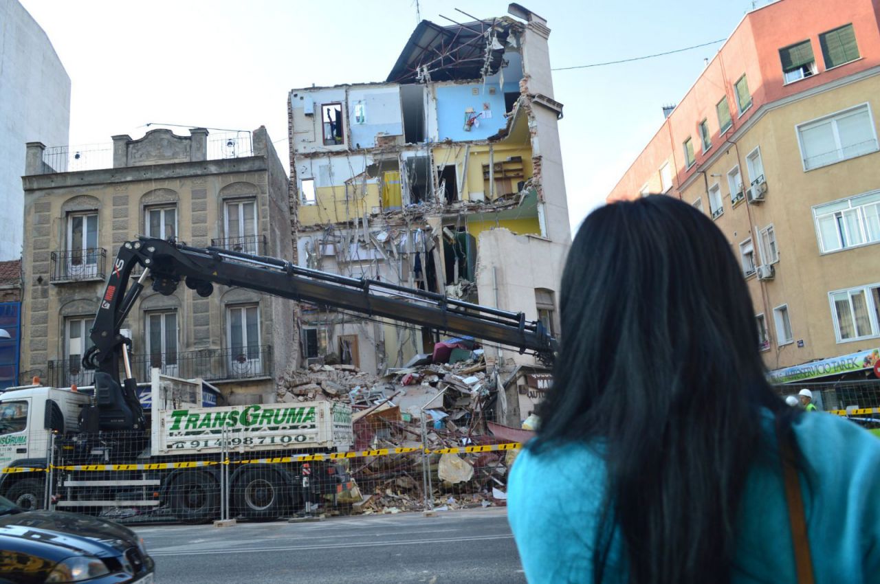 Una de las afectadas por el derrumbe mira al edificio