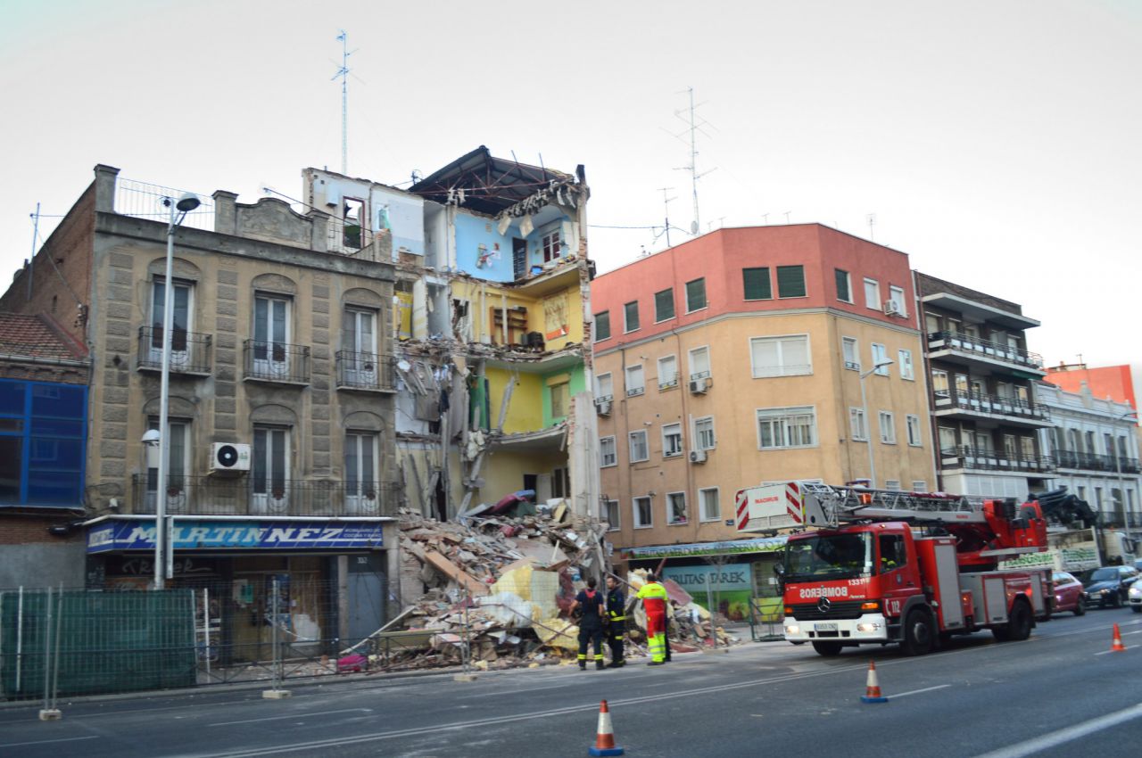 La calle Bravo Murillo a la altura de la calle Amalia,1 permanece con restricciones de tráfico por los trabajos de demolición