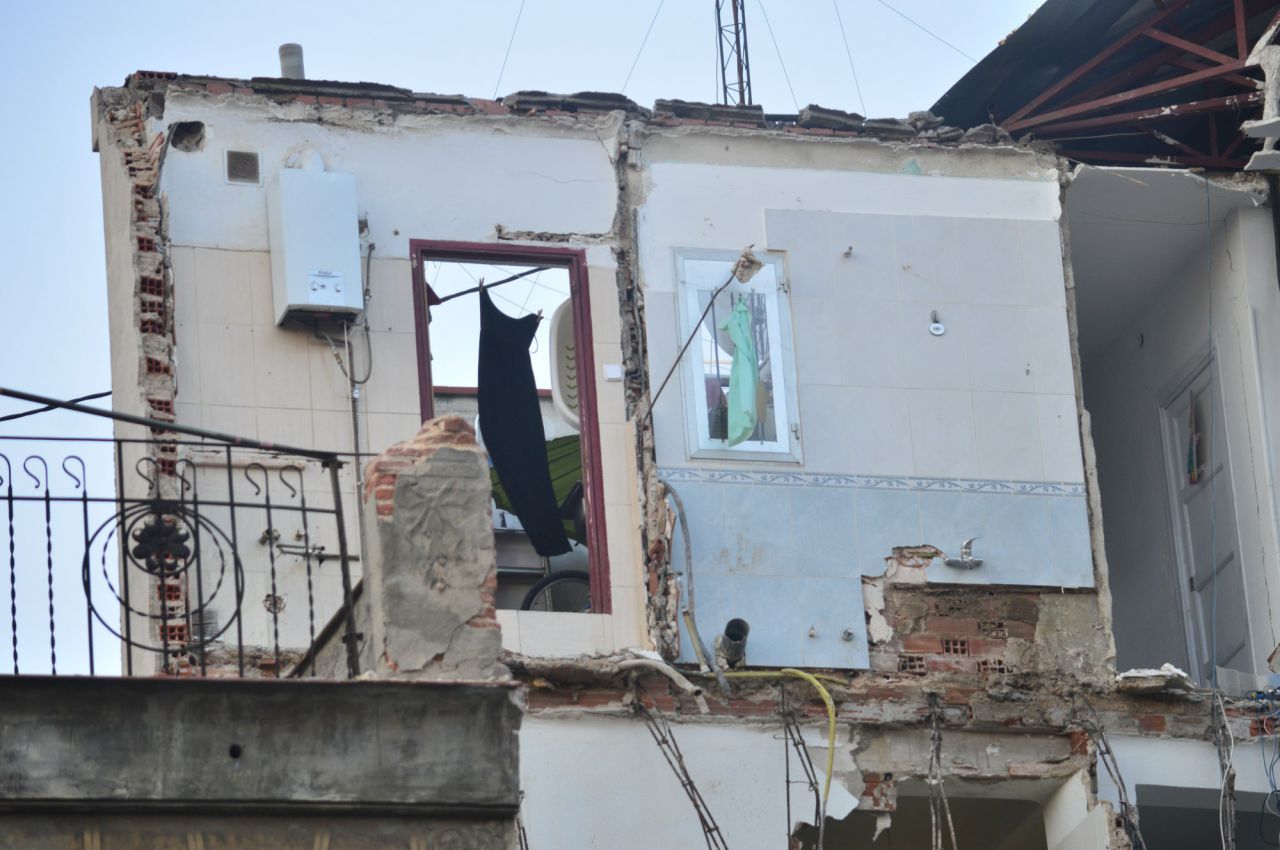 Pueden verse algunos enseres personales a pesar de la demolición