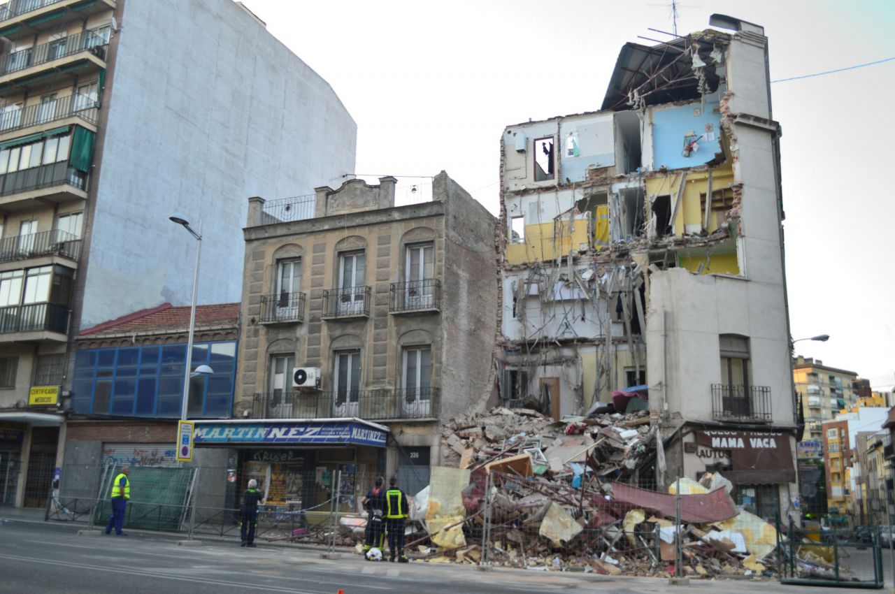 Restos del edificio tras la demolición 