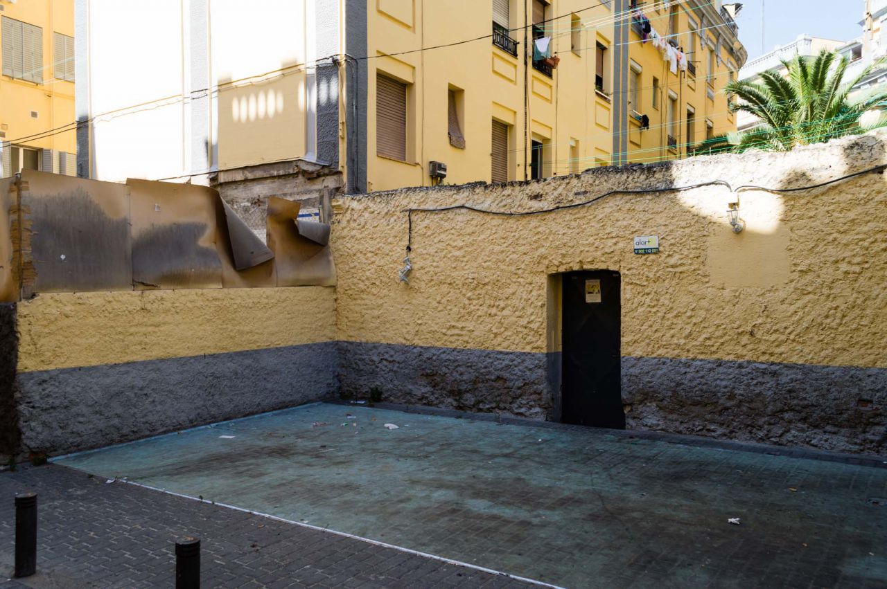 Metida de una calle con suciedad en la colonia.