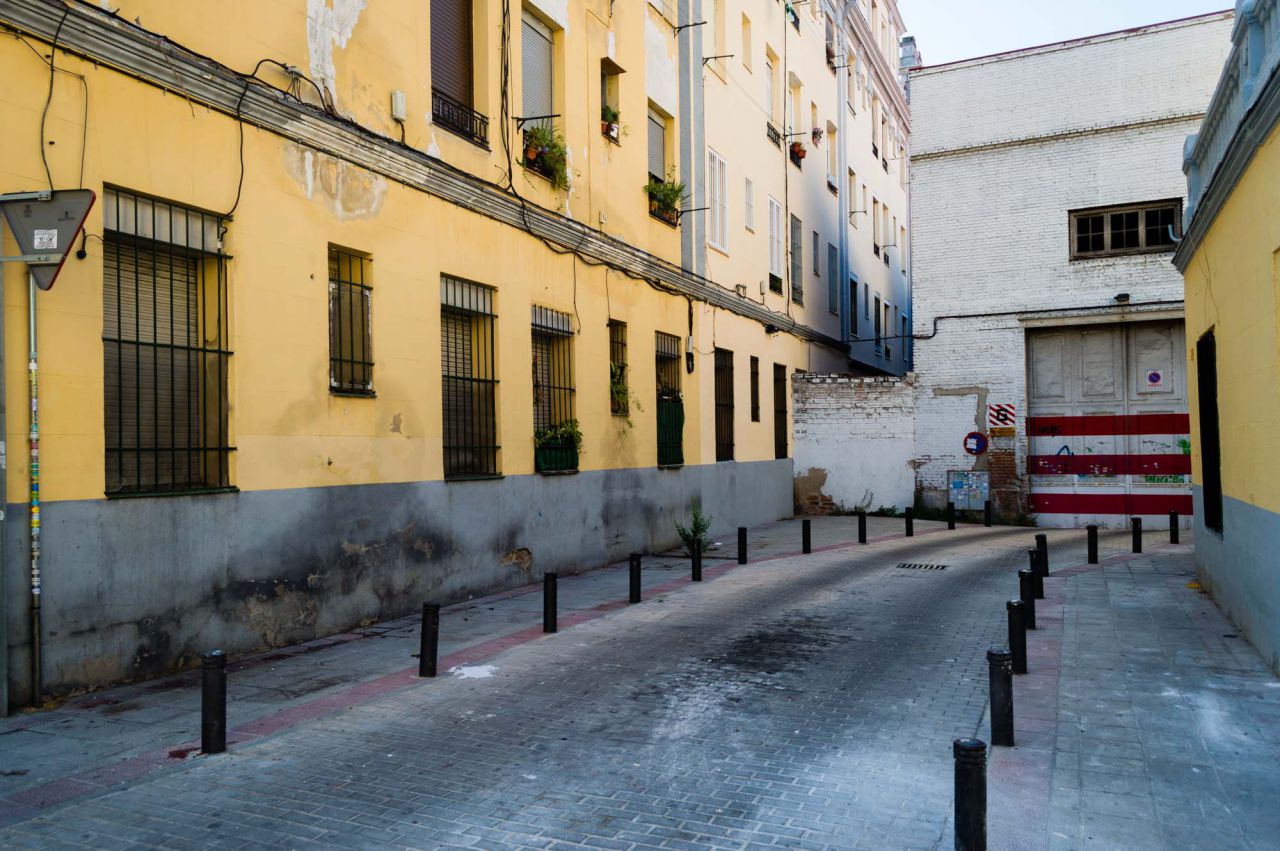 Suciedad en la salida de un garaje en la colonia.
