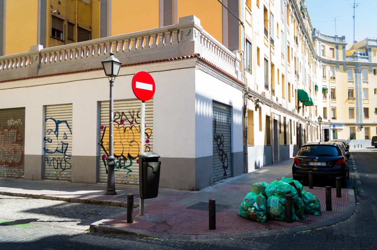 Acumulación de bolsas de basura en una de las calles de la colonia.