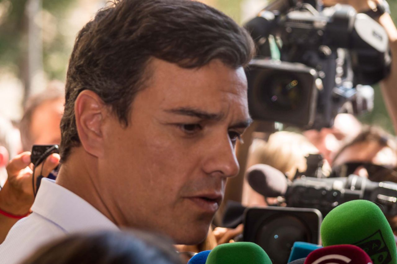Pedro Sánchez en declaraciones a los medios tras su llegada a la capilla ardiente..