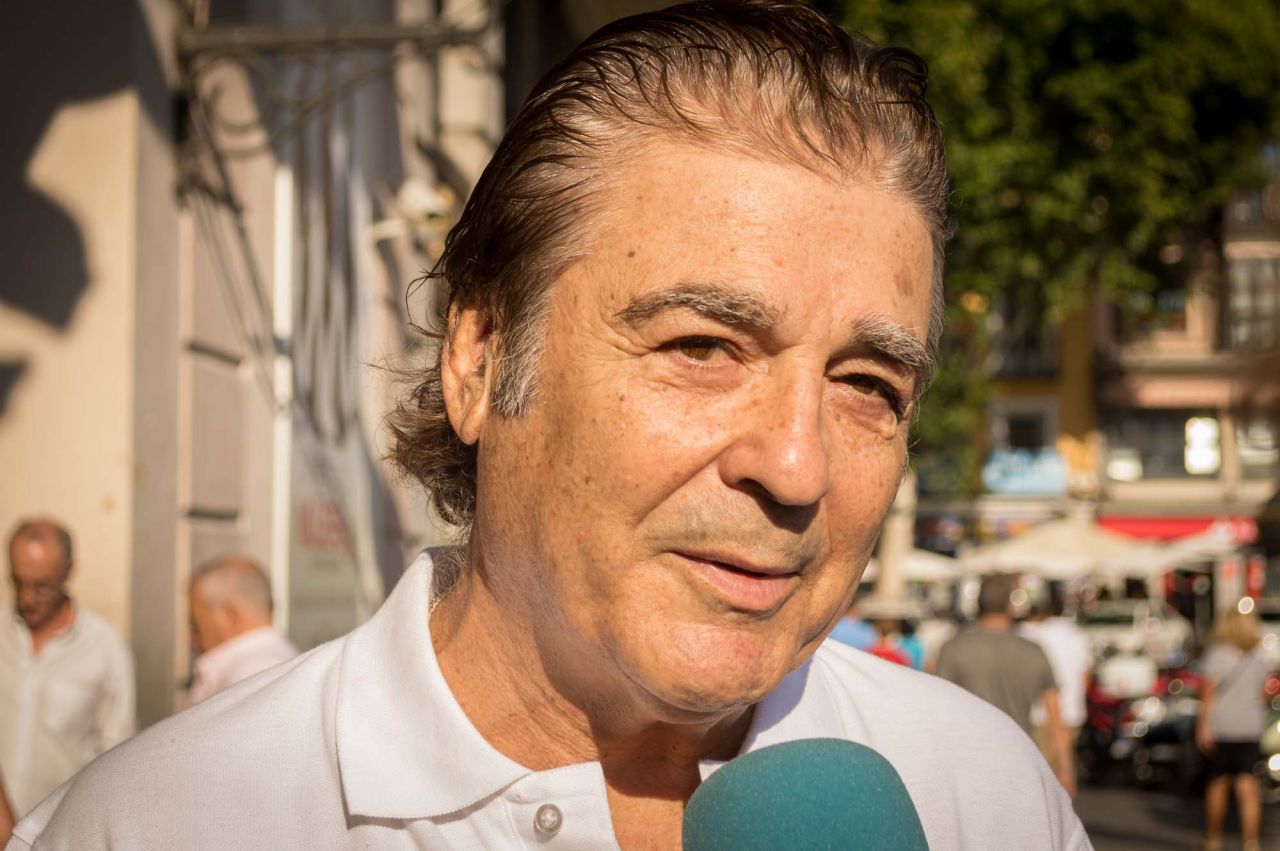 Máximo Valverde en la capilla ardiente en honor a Lina Morgan.