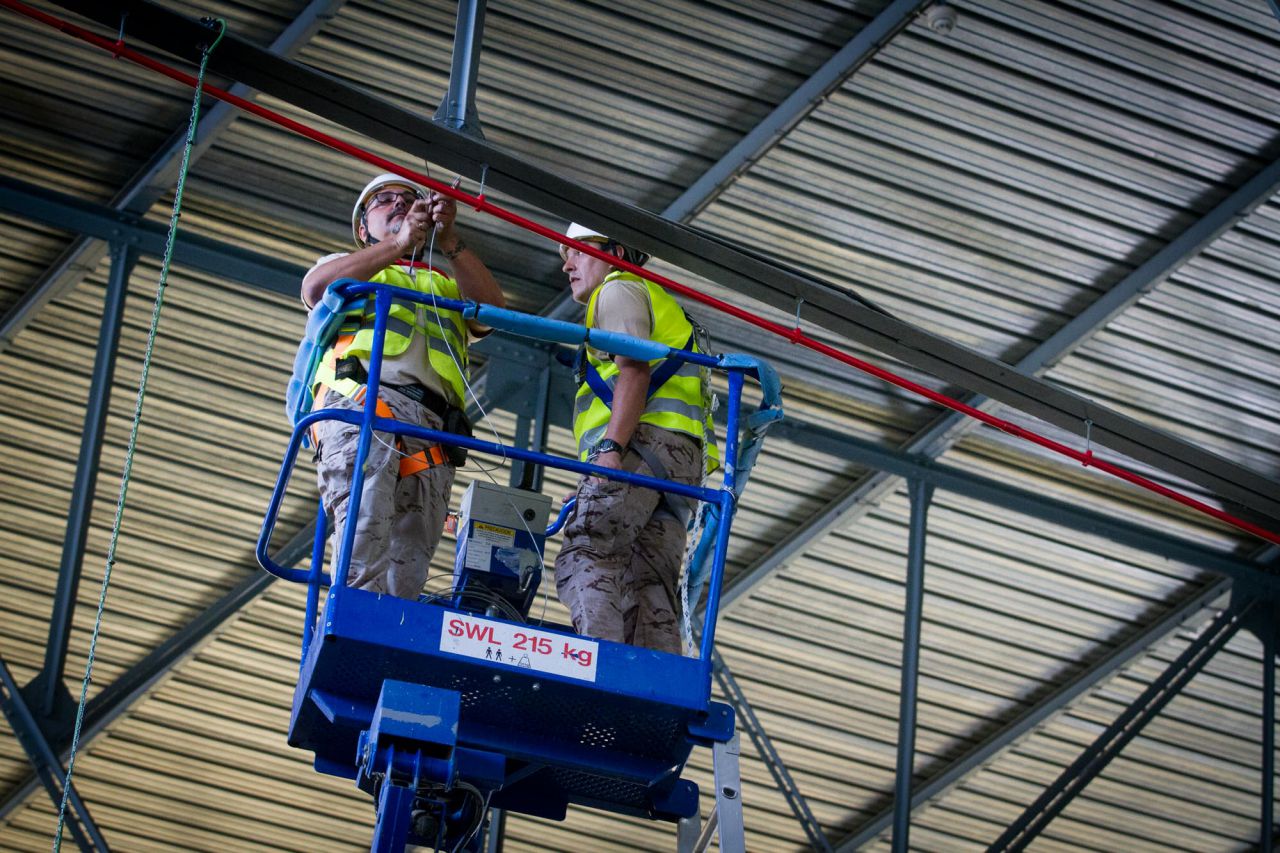 Operarios trabajan en la restauración del Hangar 1
