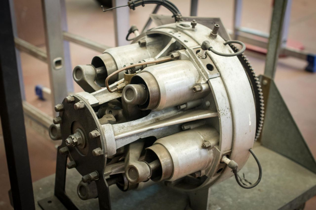 Motor que está siendo restaurado