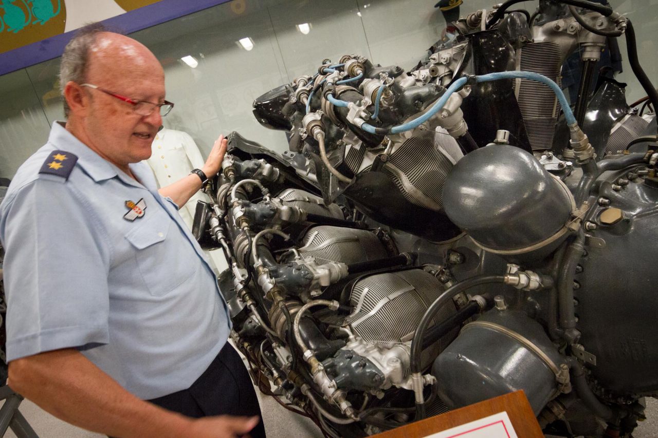 El Teniente Caballero muestra uno de los motores de la exposición