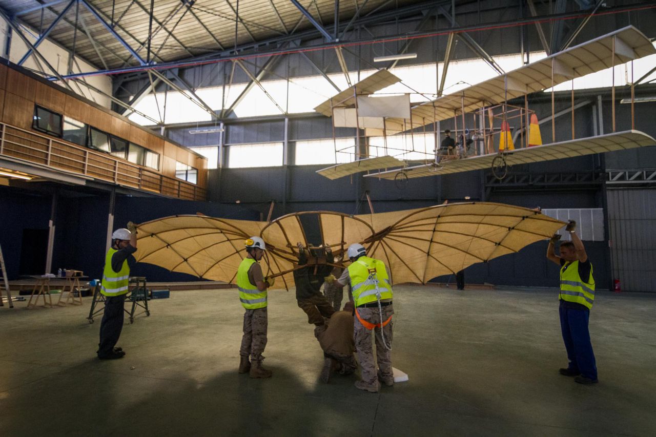Operarios recolocan la figura del planeador Otto Lilienhall