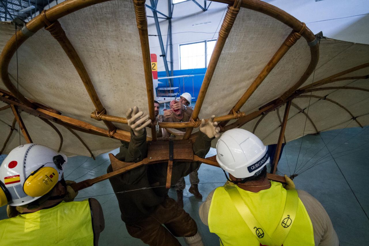 Operarios recolocan la figura del planeador Otto Lilienhall