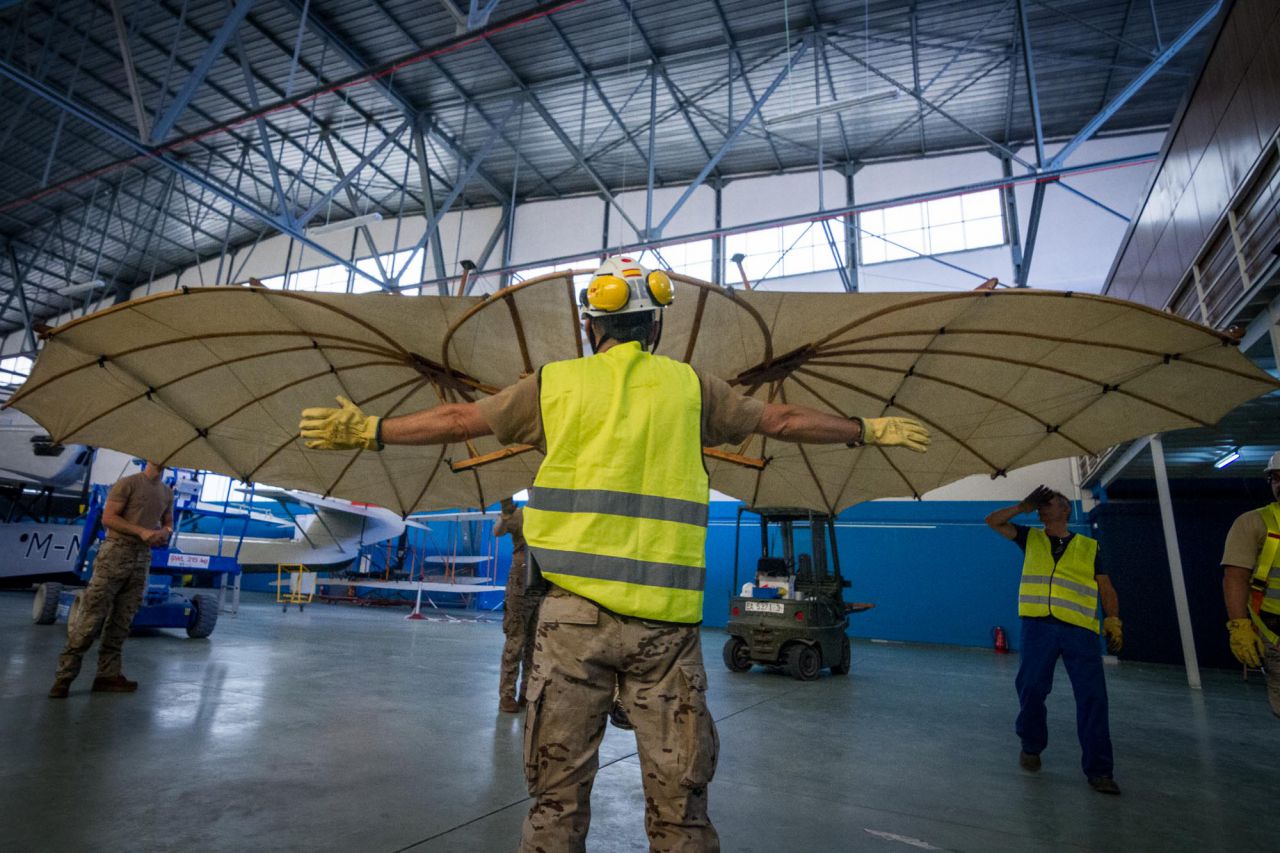 Operarios recolocan la figura del planeador Otto Lilienhall