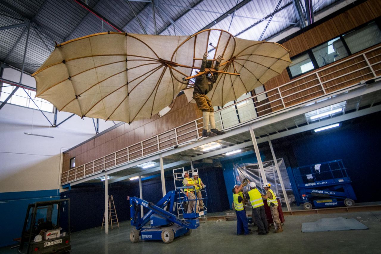 Operarios recolocan la figura del planeador Otto Lilienhall