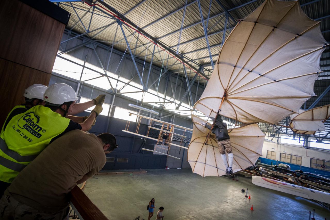 Operarios recolocan la figura del planeador Otto Lilienhall