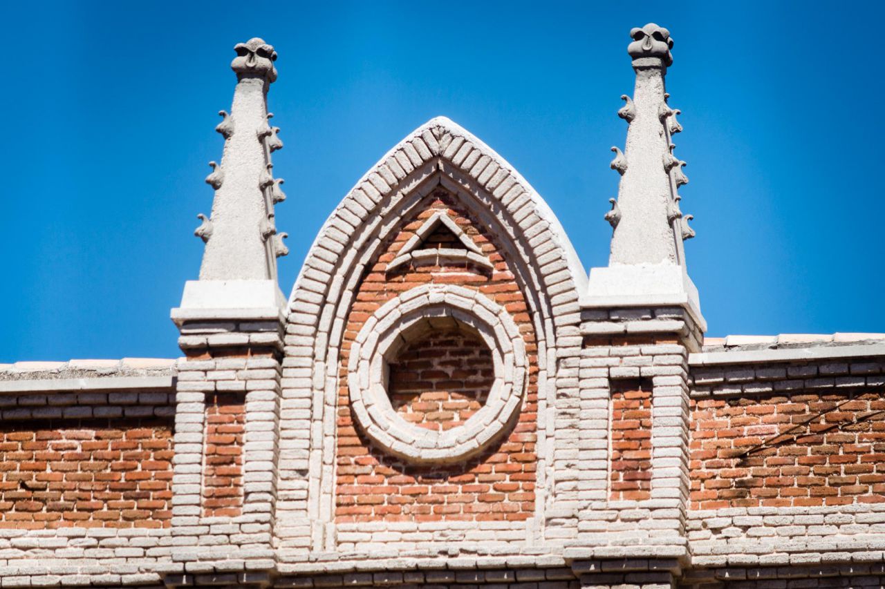 Fundación Caldeiro. Abierto en 1910 destaca su imponente fachada de 100 metros de amplitud, con ladrillo caravista y ventanas acabadas en arcos góticos. El cuerpo central culmina en una cruz acompañada por pináculos en los lados. Es obra del arquitecto Cabello Lapiedad. (Avenida de los Toreros, 45).