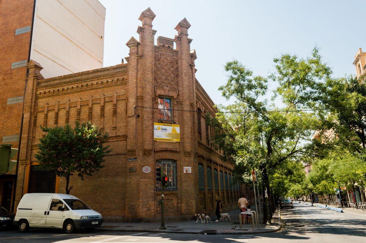 Colegio La Salle San Rafael. El colegio se abrió como San Rafael en 1898. La Salle se añadió en 1907. En esa época estaba rodeado de descampados. Está realizado en ladrillo rojo, de estilo neomudéjar. (Calle de Fernando El Católico, 49).