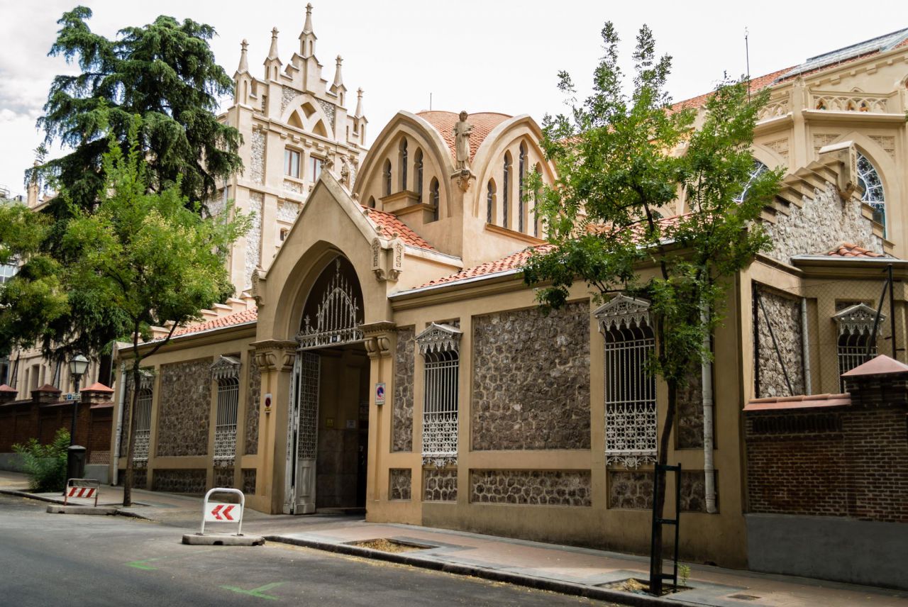 Colegio Nuestra Señora del Pilar. Fue construido entre 1910 y 1916 por Manuel Aníbal Álvarez Amorós. Tiene unas marcadas trazas neogóticas. (Calle de Castelló, 56). 
