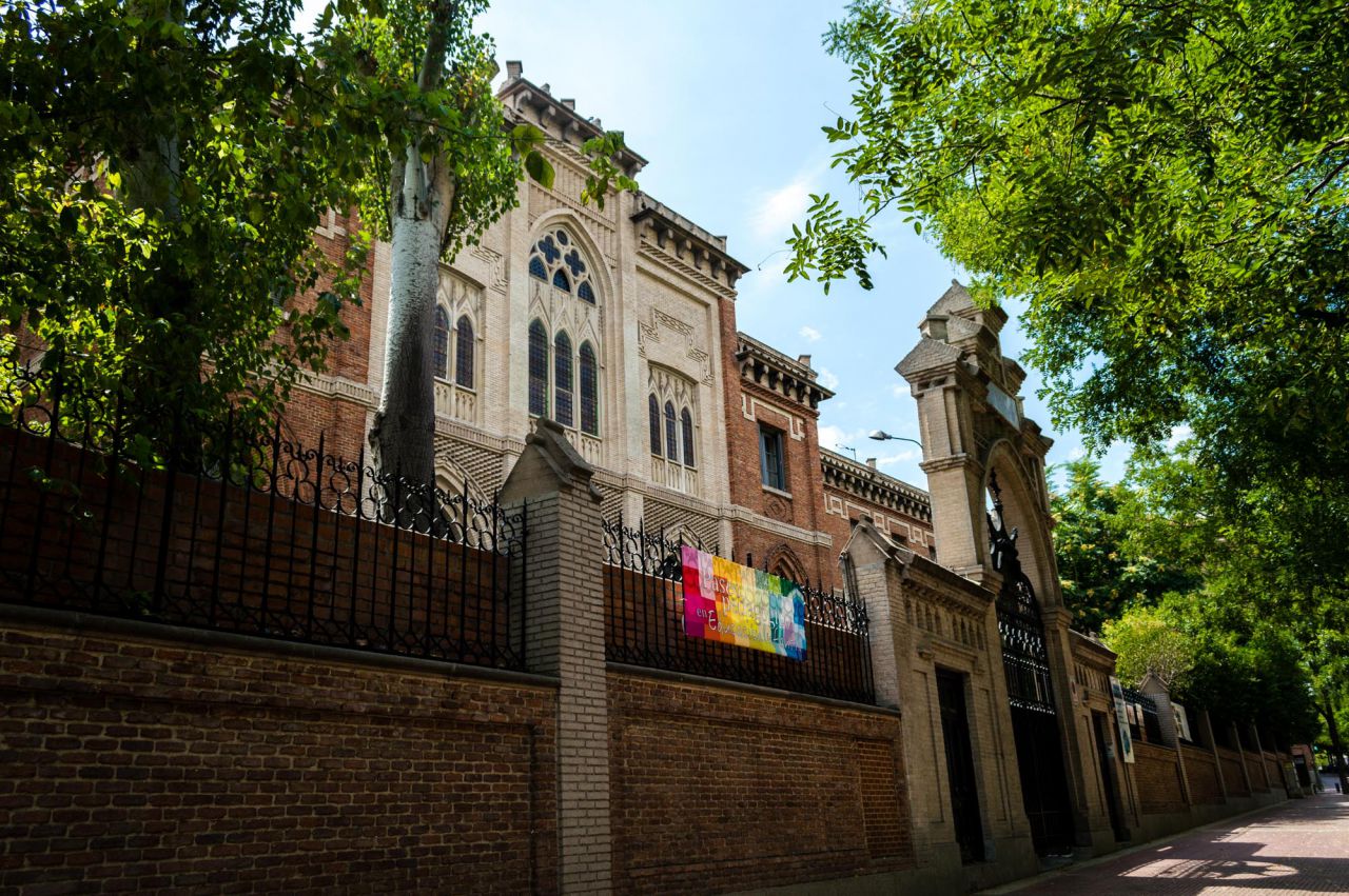 Colegio San Diego y San Vicente. Inaugurado en 1905. La fachada del edificio está realizada en ladrillo visto propia del estilo neomudéjar, con elementos neogóticos. (Calle de Eduardo Dato, 4). 