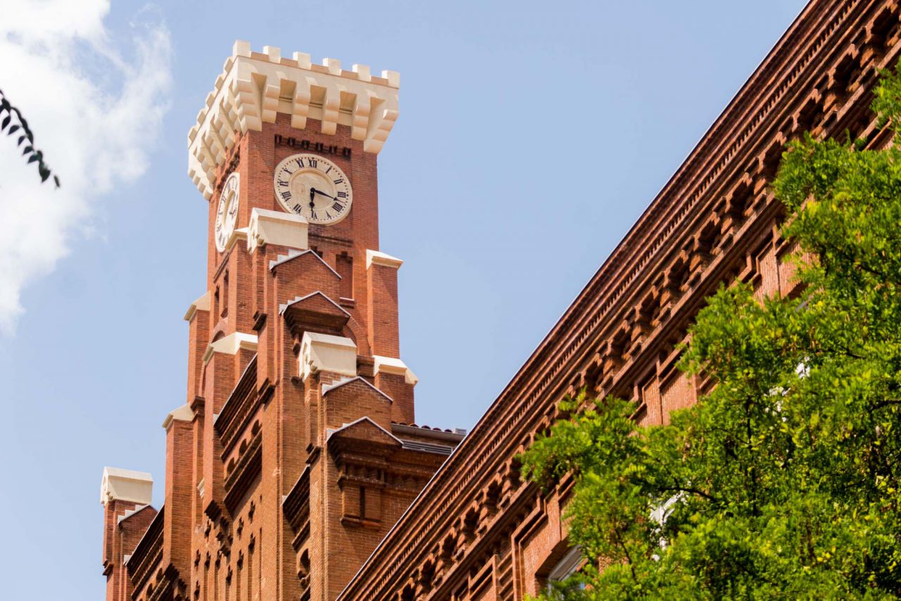 Sede del ICADE, antiguo colegio Areneros. En 1907 se inauguró el colegio Areneros, antiguo nombre de la calle Alberto Aguilera. El centro se trasladó al colegio de Nuestra Señora del Recuerdo en 1957. Fue construido por el arquitecto Enrique Fort en estilo neomudéjar. (Calle de Alberto Aguilera, 25).
