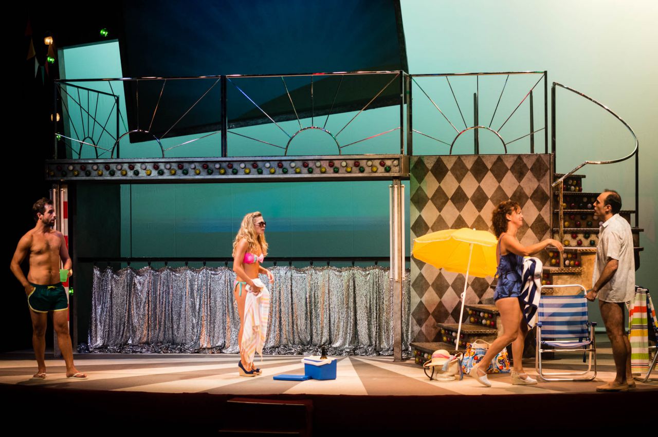 Leandro Rivera, Carlos Heredia, Rebeca Valls y Cecilia Solaguren en Más apellidos vascos 2.0, en el teatro Marquina.
