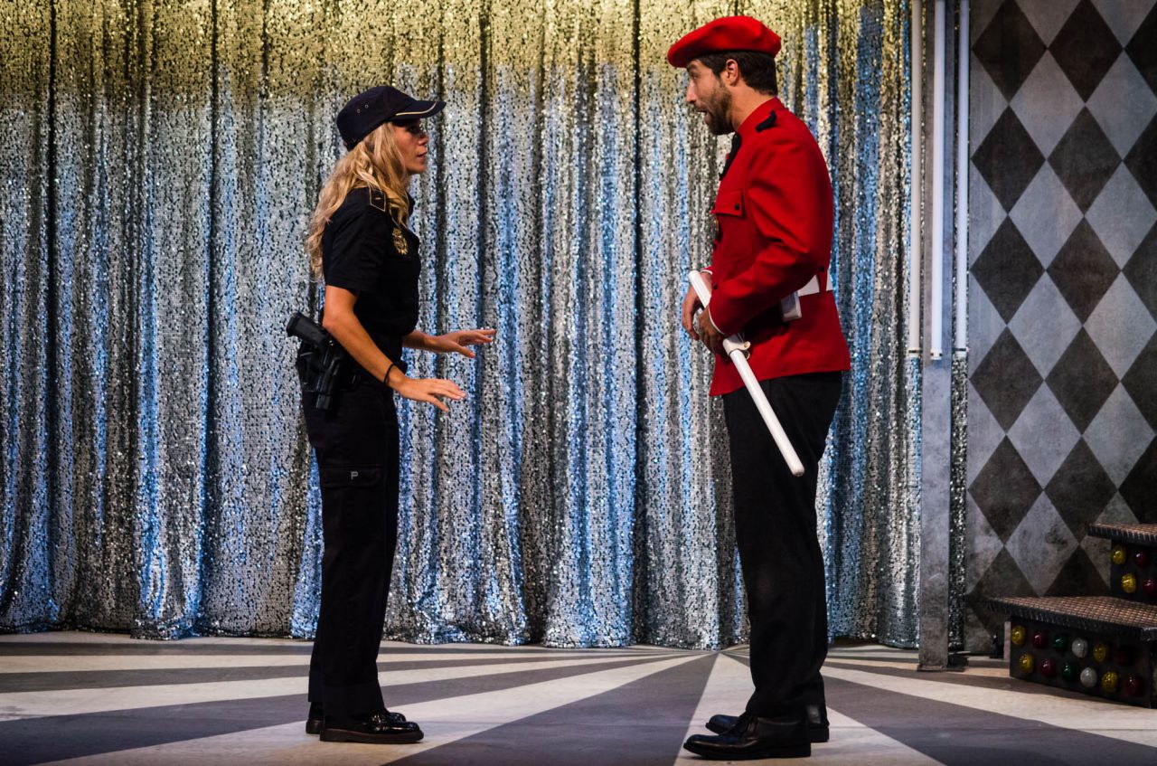 Leandro Rivera y Rebeca Valls en Más apellidos vascos 2.0, en el teatro Marquina.