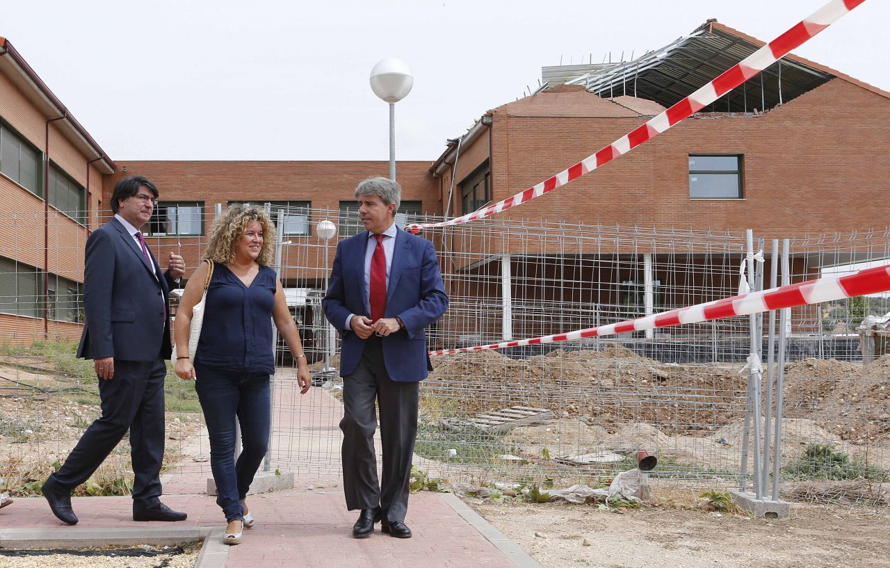 La tormenta causa daños en las obras de ampliación del colegio Maestro Rodrigo de Aranjuez. El portavoz del Gobierno regional, Ángel Garrido, ha asegurado que estará en condiciones de abrir el primer día de clases. 