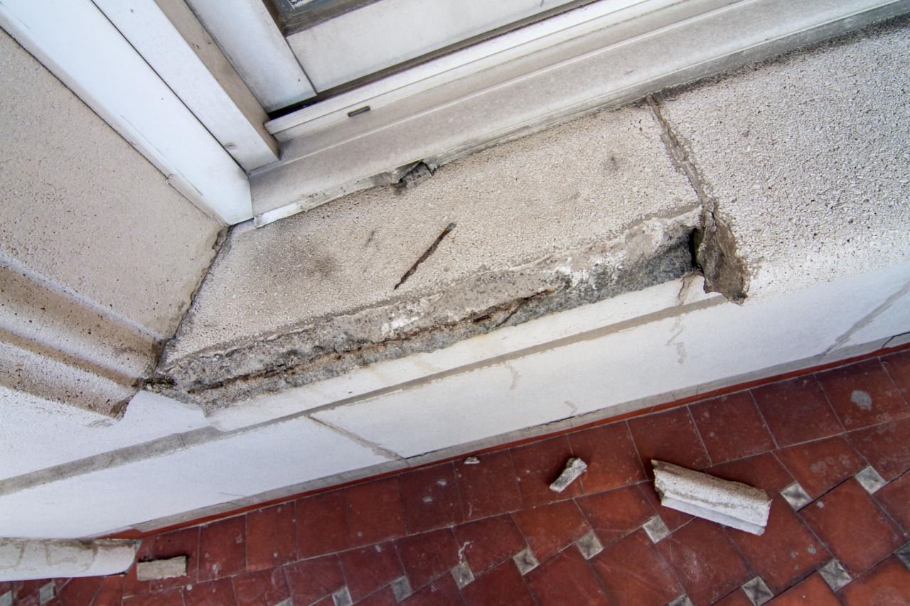 Parte de un alféizar de ventana en malas condiciones.