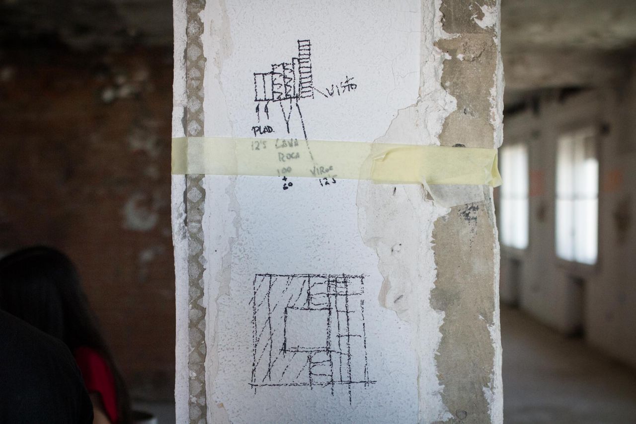 Plano a mano alzada de explicación para los albañiles para construir el ejemplo de nueva fachada.