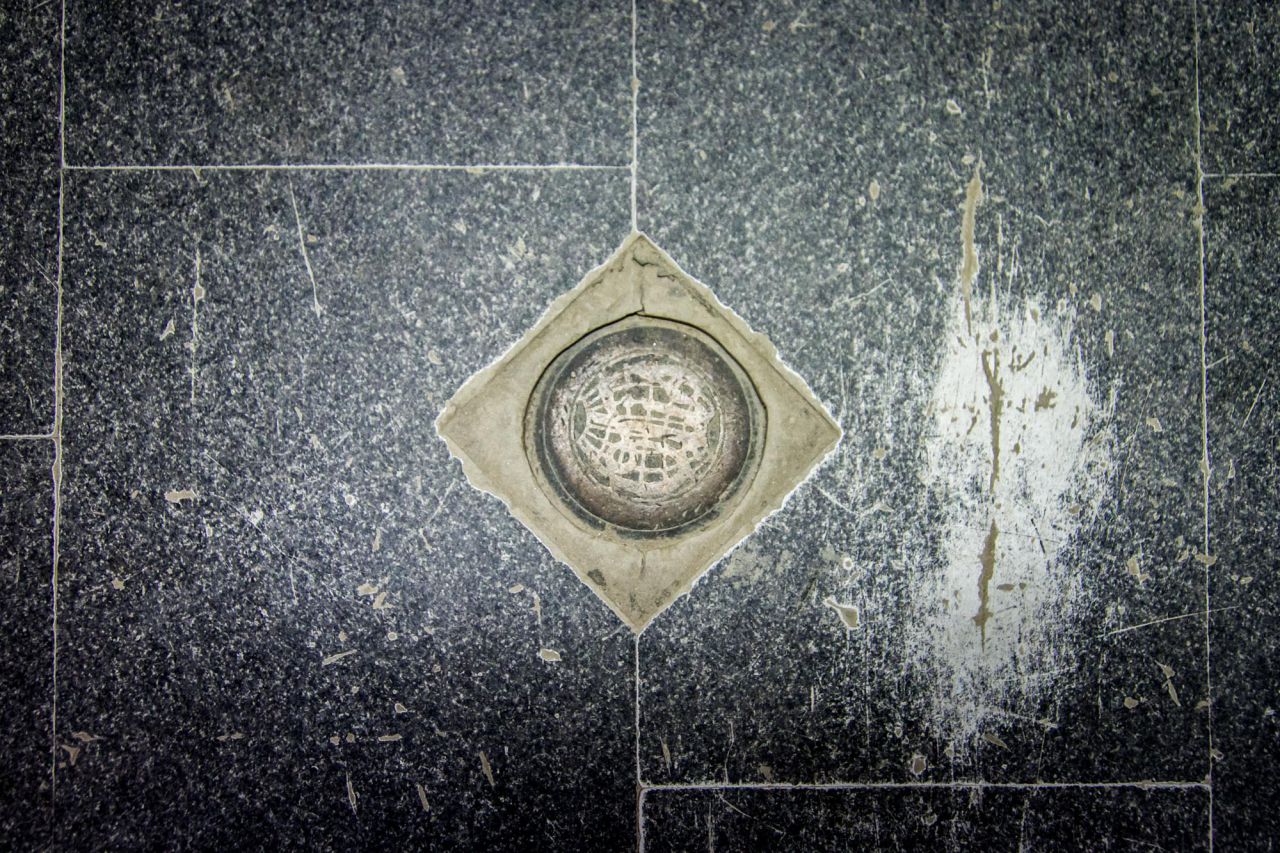 Detalle del suelo de uno de los ascensores.