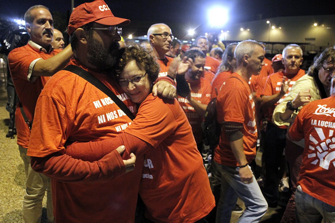 Los trabajadores afectados y readmitidos por el ERE de la fábrica de Coca-Cola entran a su puesto de trabajo