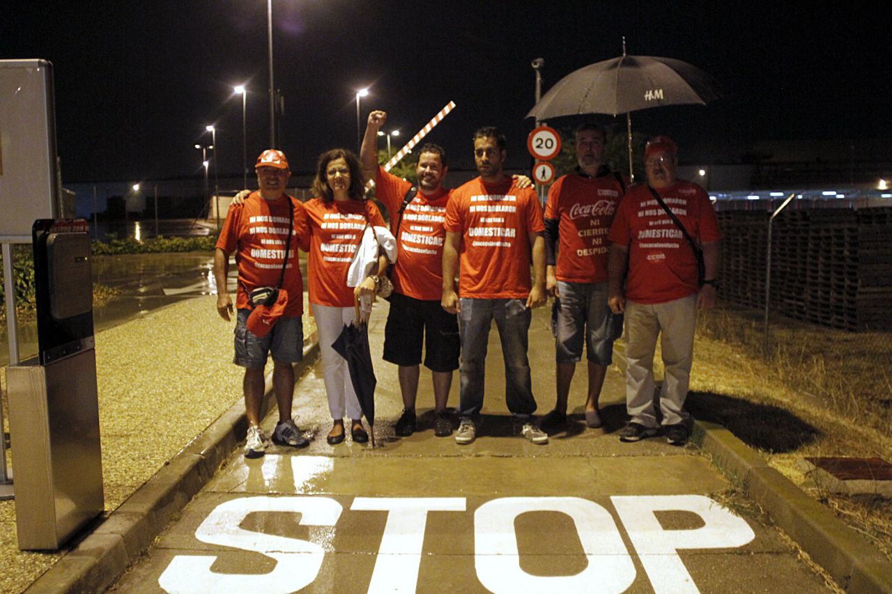 Los trabajadores afectados y readmitidos por el ERE de la fábrica de Coca-Cola entran a su puesto de trabajo