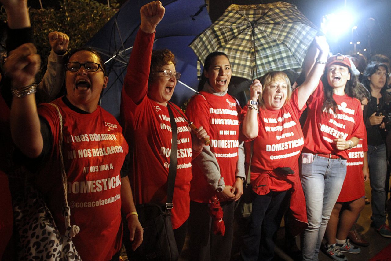 Los trabajadores afectados y readmitidos por el ERE de la fábrica de Coca-Cola entran a su puesto de trabajo