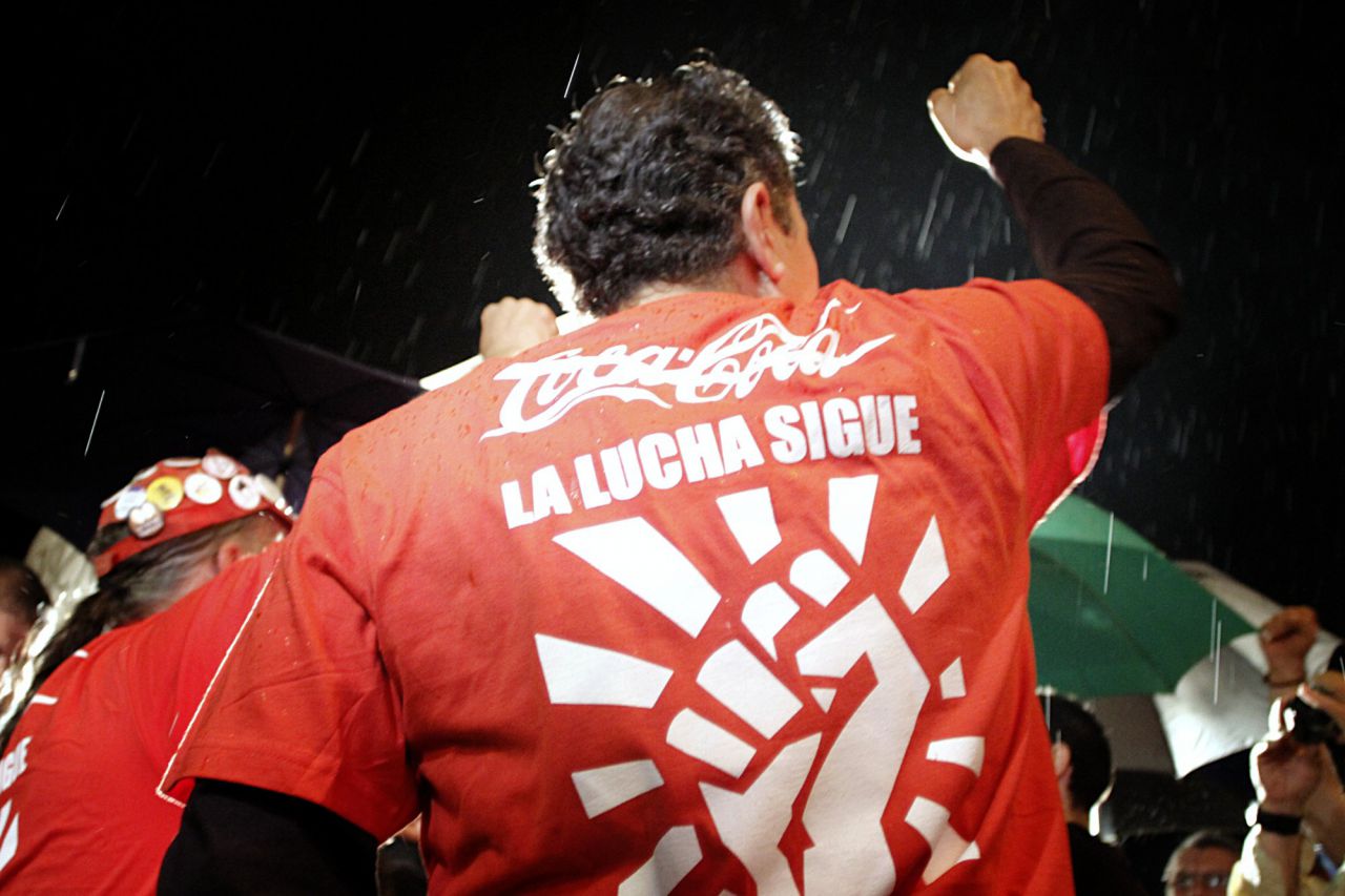 Los trabajadores afectados y readmitidos por el ERE de la fábrica de Coca-Cola entran a su puesto de trabajo