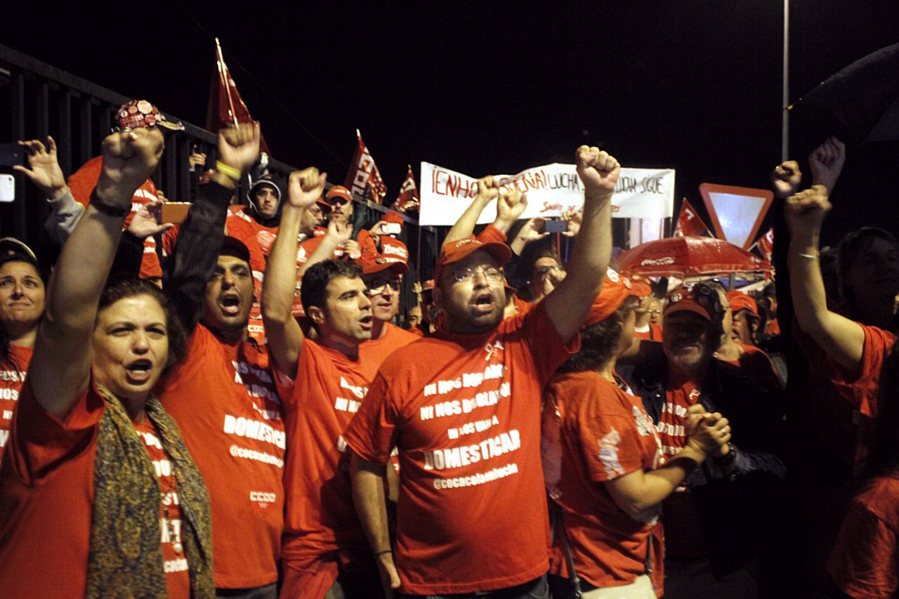 Los trabajadores afectados y readmitidos por el ERE de la fábrica de Coca-Cola entran a su puesto de trabajo