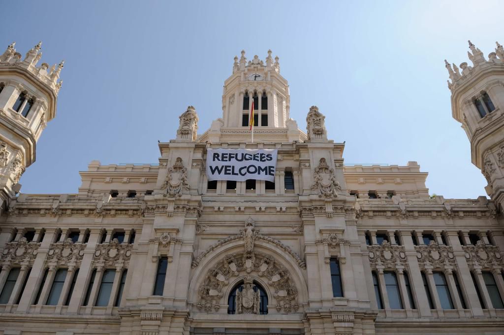 Pancarta de bienvenida a los refugiados en el Ayuntamiento de Madrid