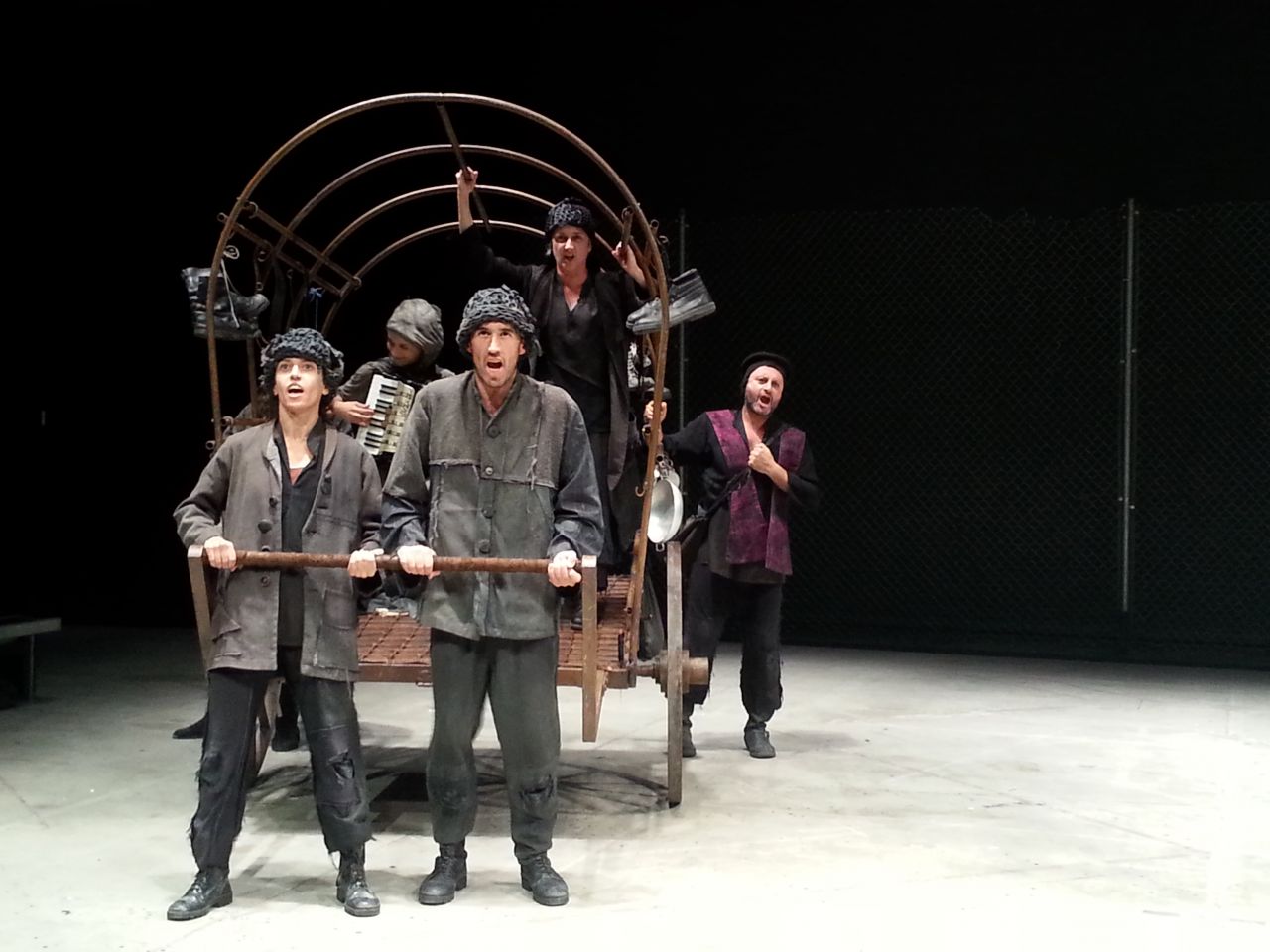 Ensayo de la obra Madre Coraje en el teatro Naves del Español