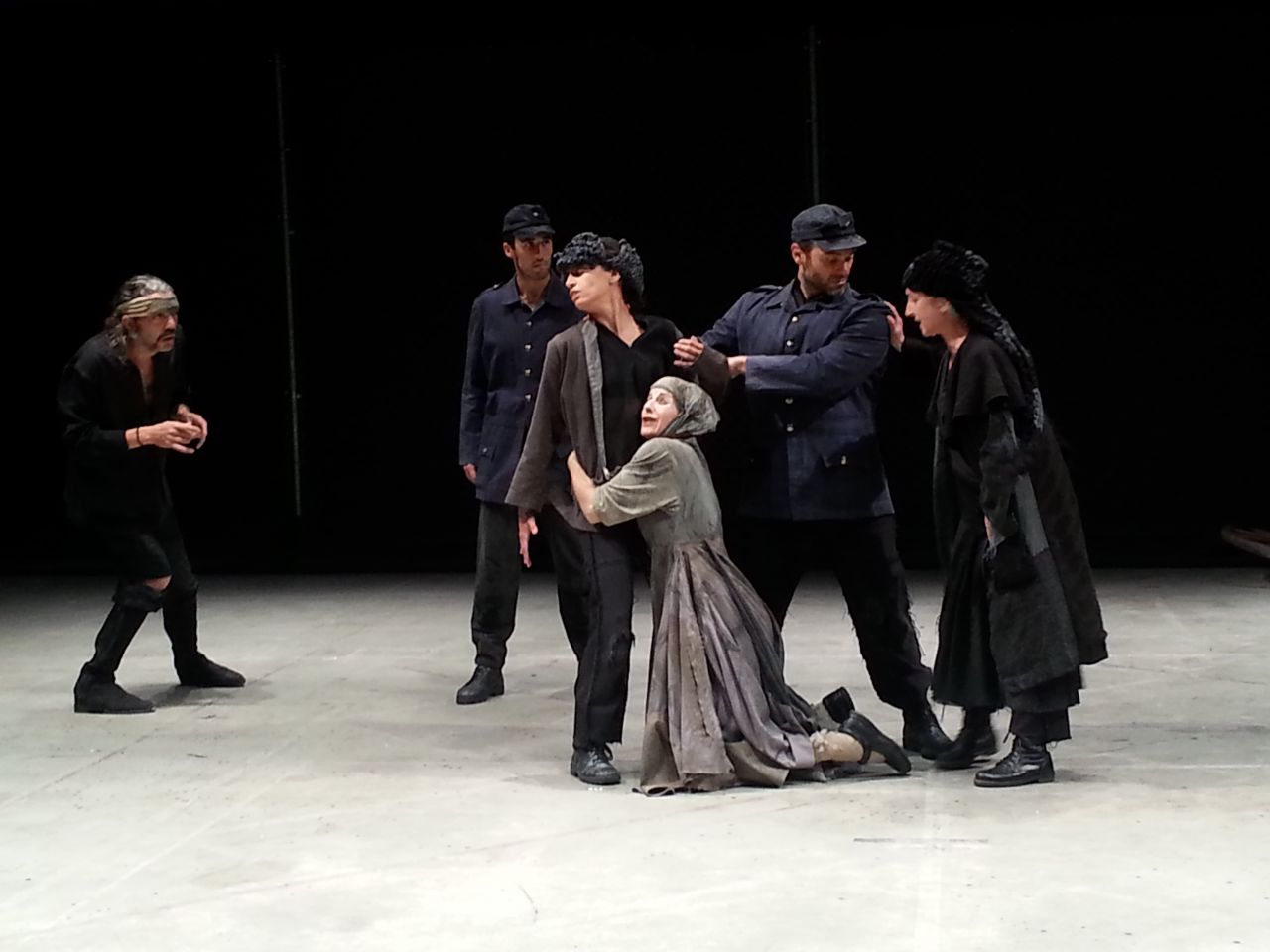 Ensayo de la obra Madre Coraje en el teatro Naves del Español