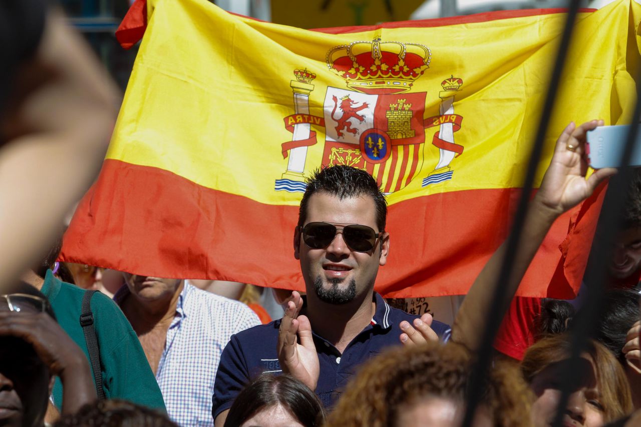 Asistentes a la celebración muestran banderas de España en apoyo a los jugadores demla selección de baloncesto.