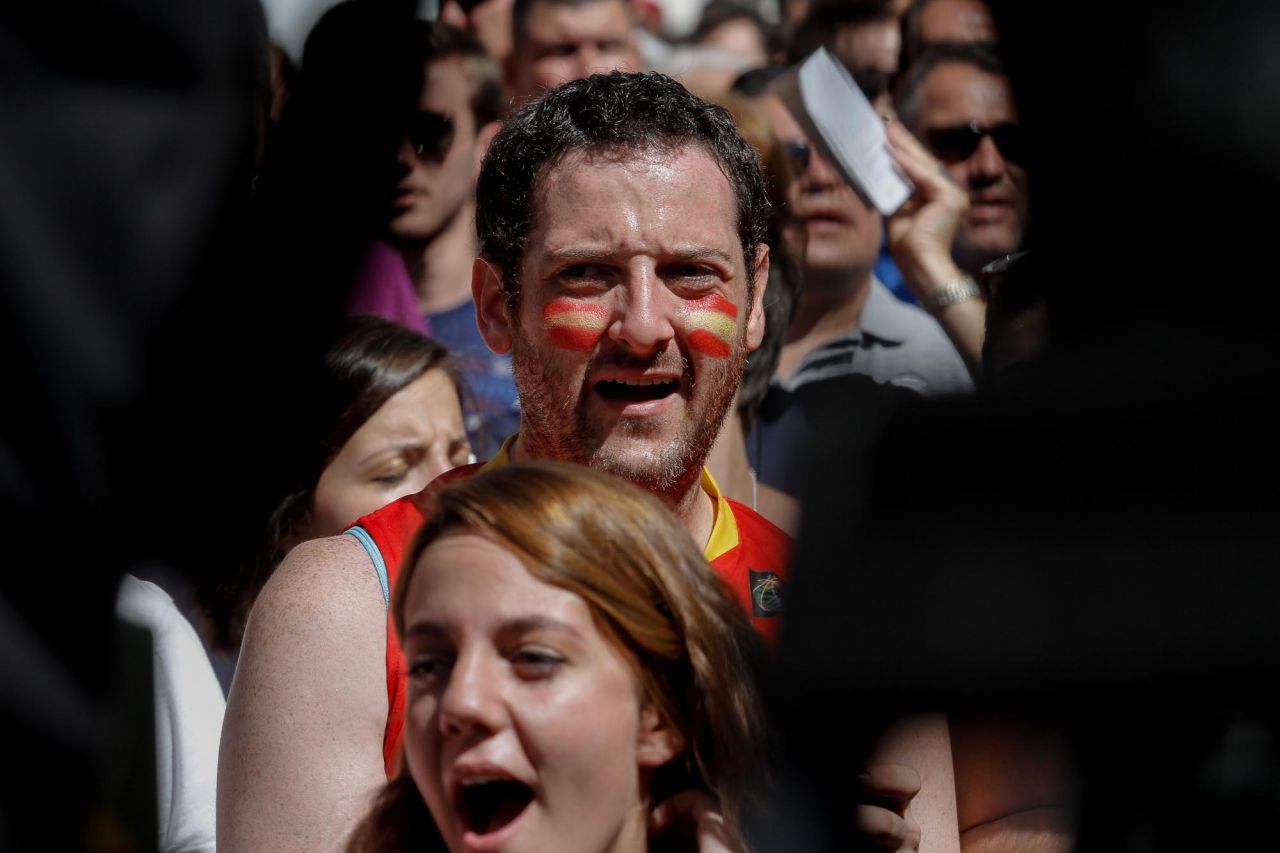 Asistentes a la celebración muestran banderas de España en apoyo a los jugadores demla selección de baloncesto.