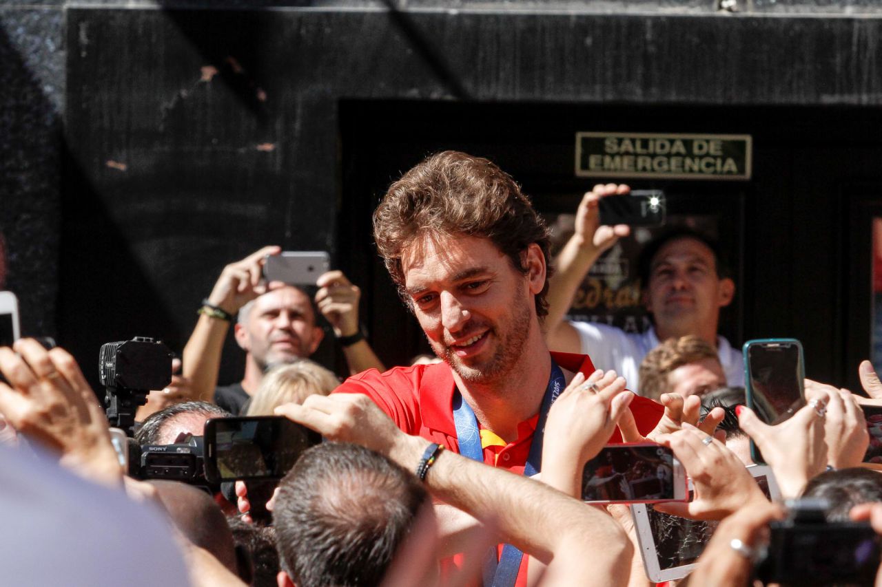 Pau Gasol saluda a los asistentes a la celebración.