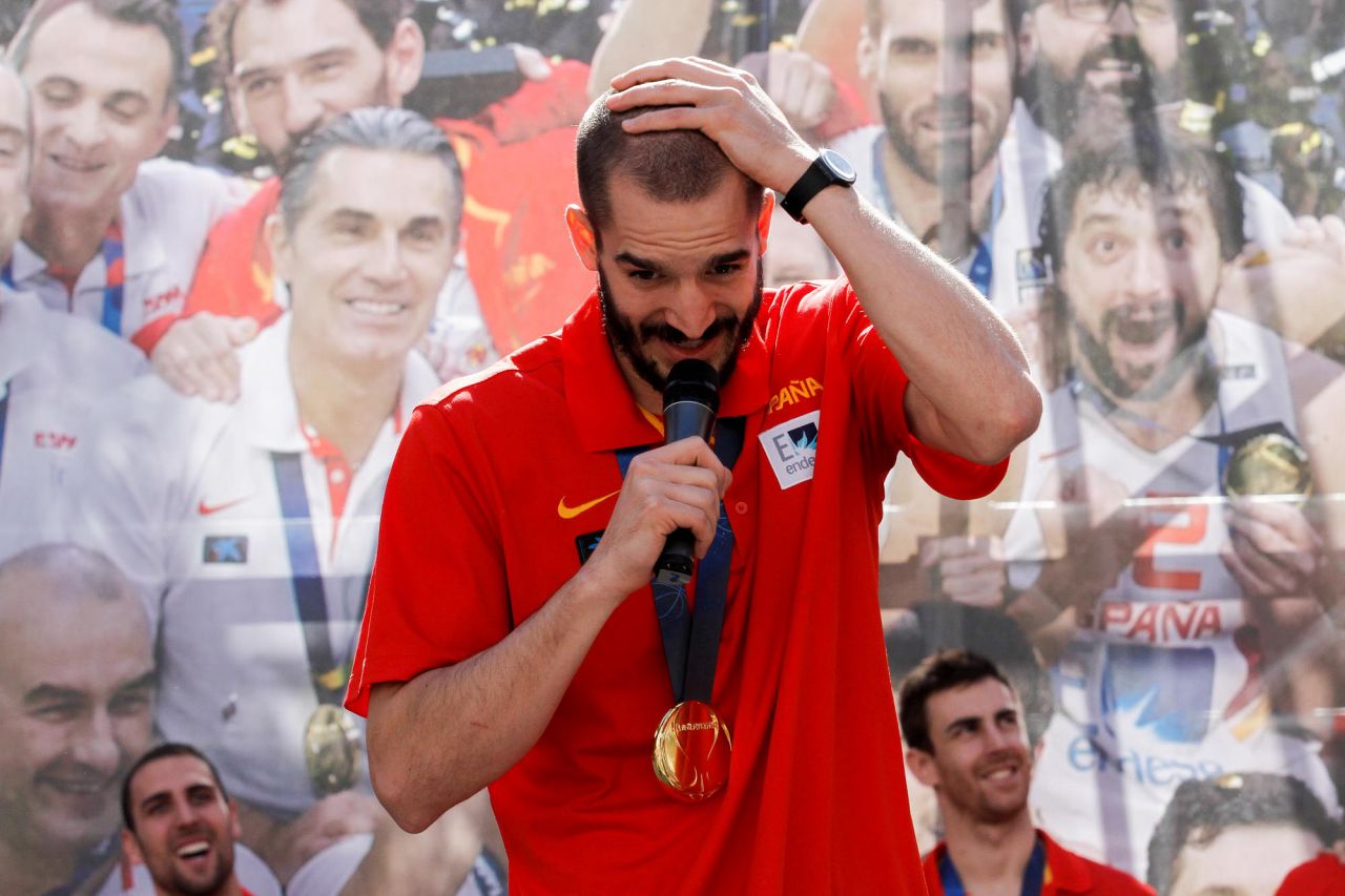 Pau Rivas muestra el corte de pelo tras ganar el campeonato de Europa de baloncesto.