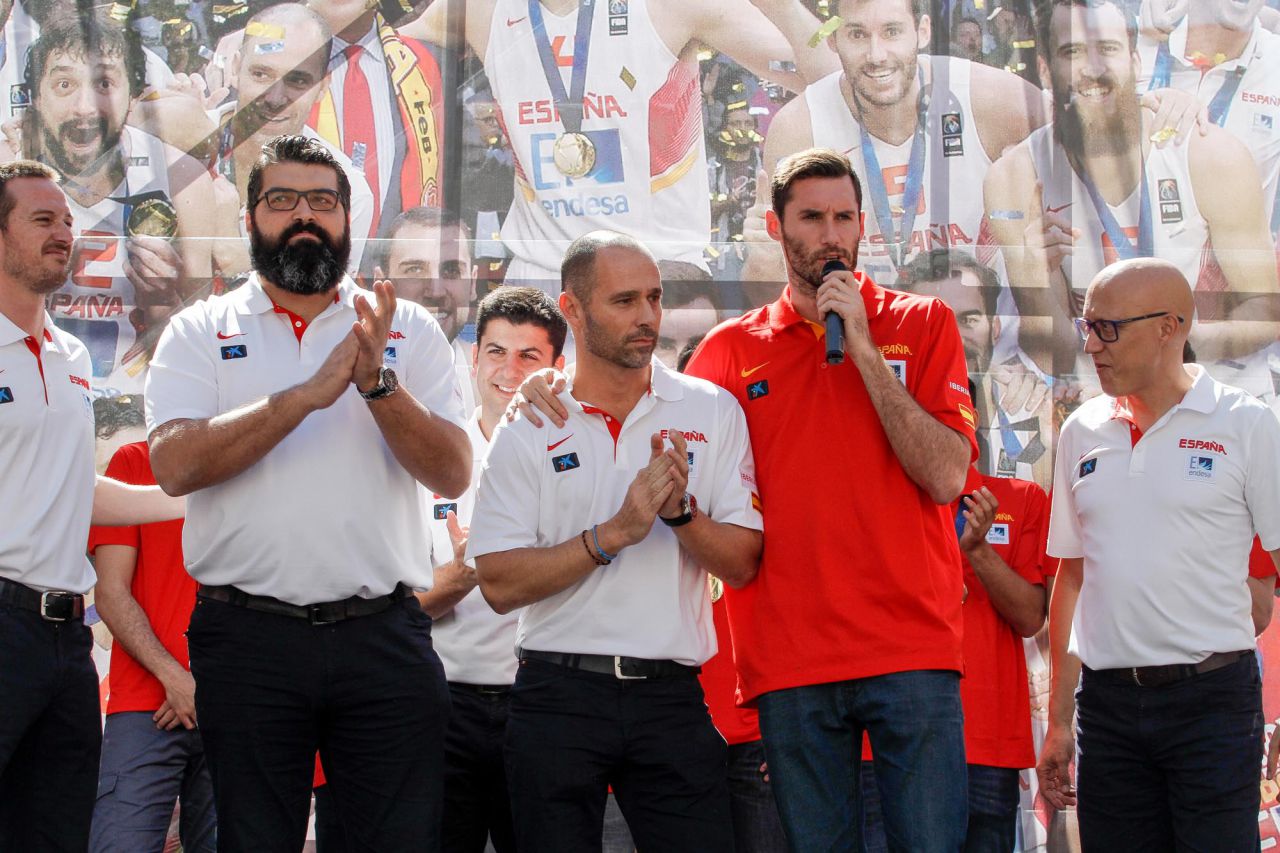Rudy Fernández muestra su agradecimento al equipo de fisios por su trabajo.