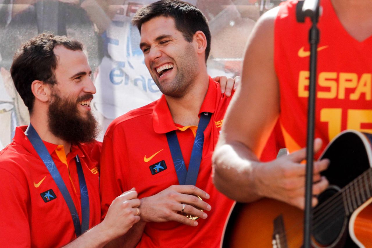 Sergio Rodríguez, el chacho, bromea con Felipe Reyes durante la celebración.