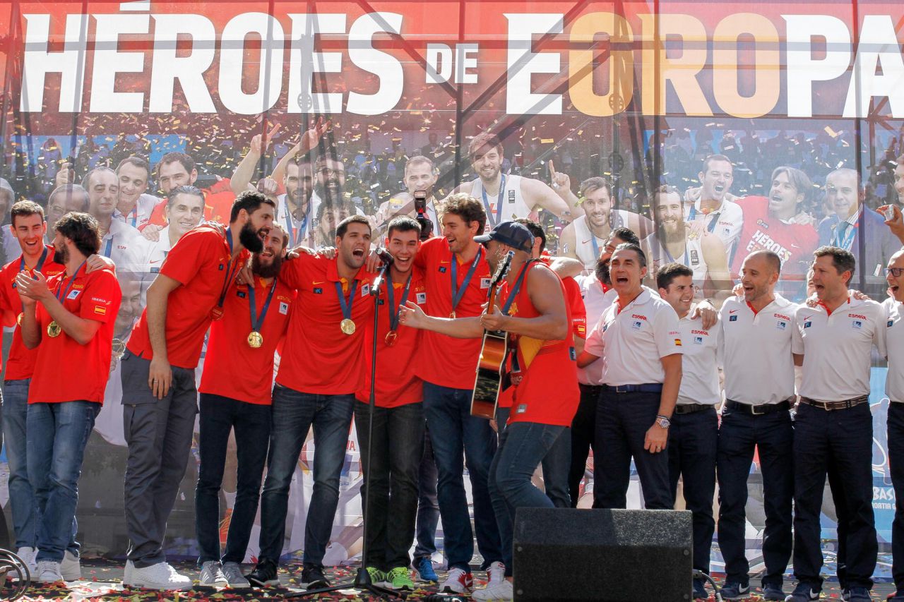La selección al completo canta la canción compuesta expresamente para ellos.